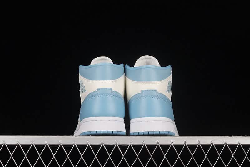 Nike Air Jordan 1 - Light Blue