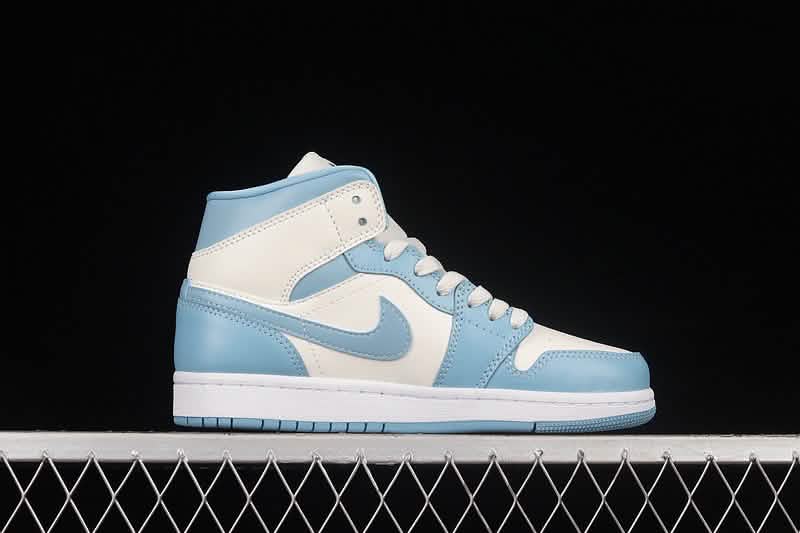 Nike Air Jordan 1 - Light Blue