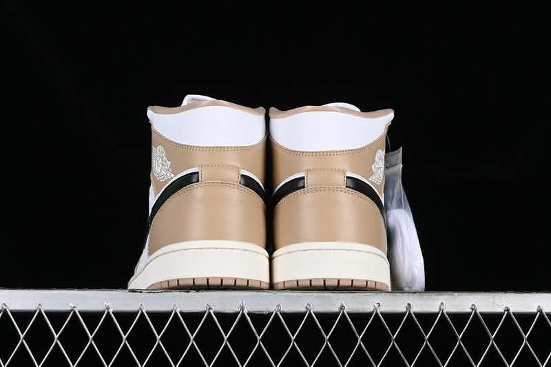 Nike Air Jordan 1 - Beige