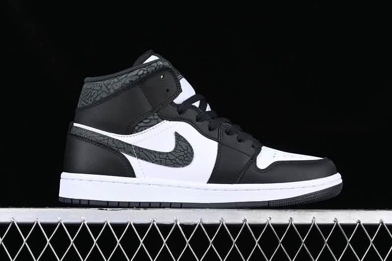 Nike Air Jordan 1 - Black Chrome