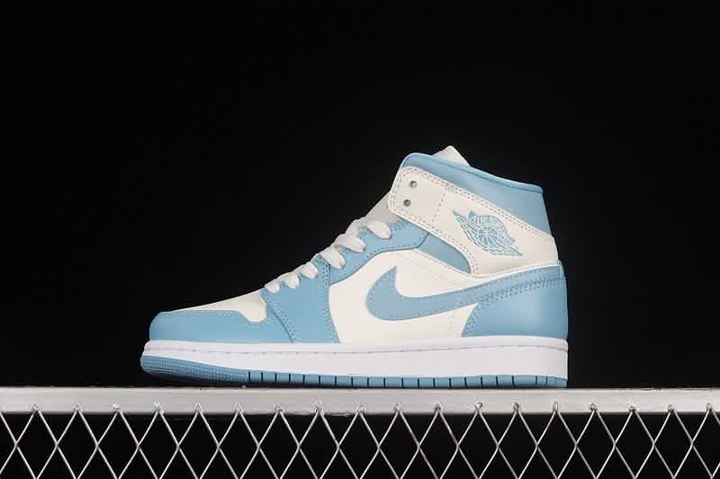 Nike Air Jordan 1 - Light Blue